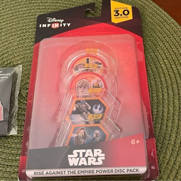 Star Wars Disney Infinity 3.0 Power Disc Pack and Enamel Pin Set  NWT - Picture 2 of 10